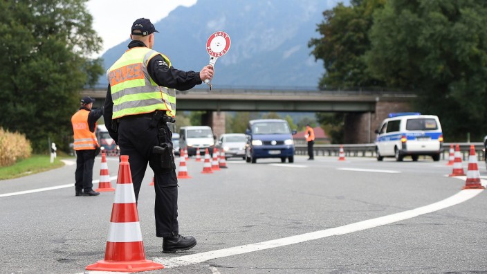 Grenzkontrollen an der deutsch österreichischen Grenze am 15 09 2015 an der Autobahnausfahrt A8 Bad