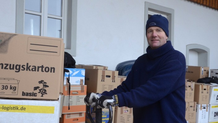 Projekt für Flüchtlinge: 1,7 Tonnen Winterbekleidung für Flüchtlinge hat der Hebertshausener Michael Degener mit dem Lastwagen nach Griechenland transportiert.