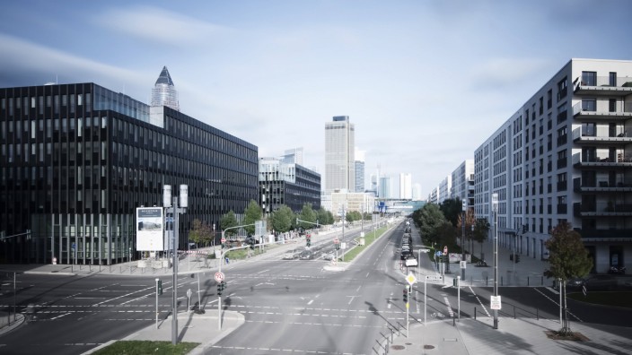 Germany Hesse Frankfurt crossroad at European quarter with view to skyline PUBLICATIONxINxGERxSUI