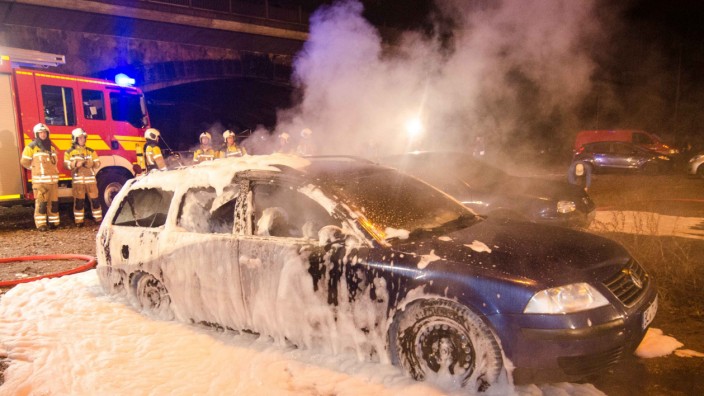 Brennende Autos am Rande der Pegida-Demonstration