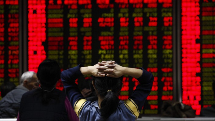 China trading resumes a day after trading was halted