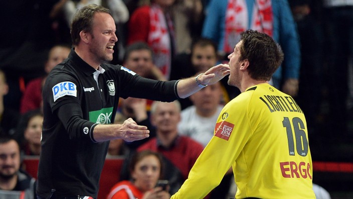 Handball-EM: Dagur Sigurdsson und Carsten Lichtlein freuen sich bei der EM.