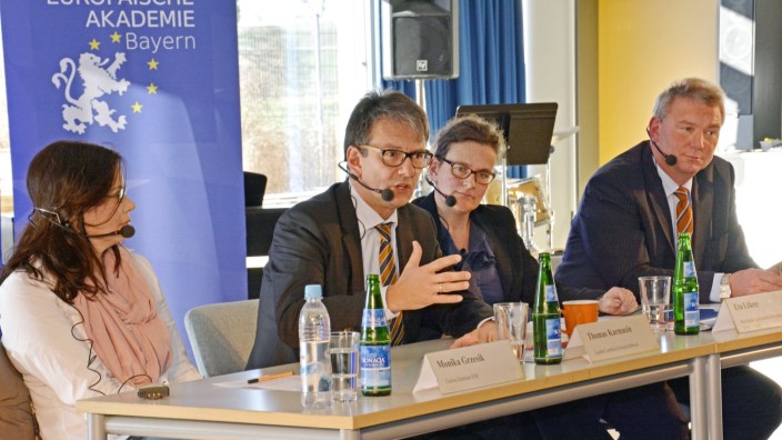 Maisach: Informativ: Monika Grzesik (Caritas), Landrat Thomas Karmasin, Moderatorin Uta Löhrer und Bürgermeister Hans Seidl reden über Asylpolitik.