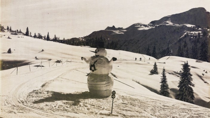 Sportartikel: Sobald der erste Schnee fällt, werden nicht nur Schneemänner gebaut, wie hier in den Kitzbüheler Alpen. Auch die Begeisterung für den Skisport ist dann da.