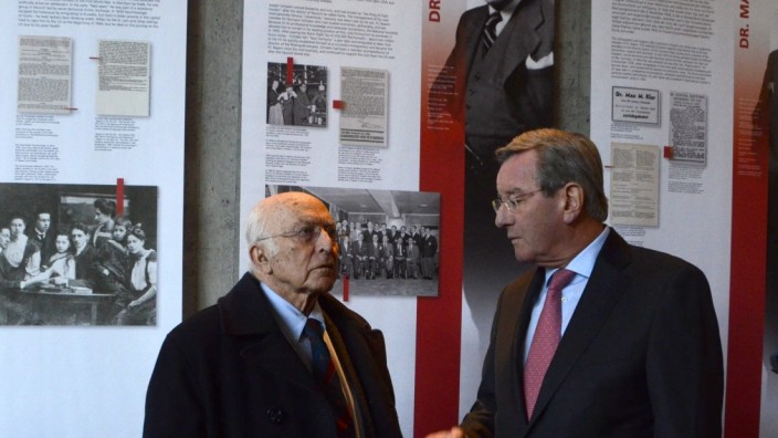 Wanderausstellung: Uri Siegel (links), Neffe des Ehrenpräsidenten Kurt Landauer, mit Bayern-Präsident Karl Hopfner bei der Eröffnung der Ausstellung.