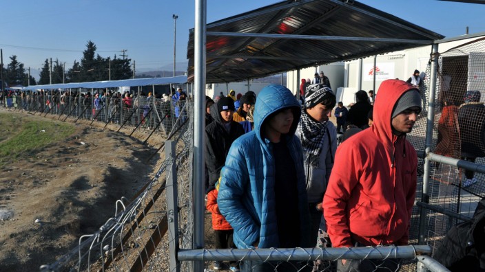 Flüchtlinge: Flüchtlinge warten in langen Reihen auf den Grenzübertritt von Griechenland nach Mazedonien.
