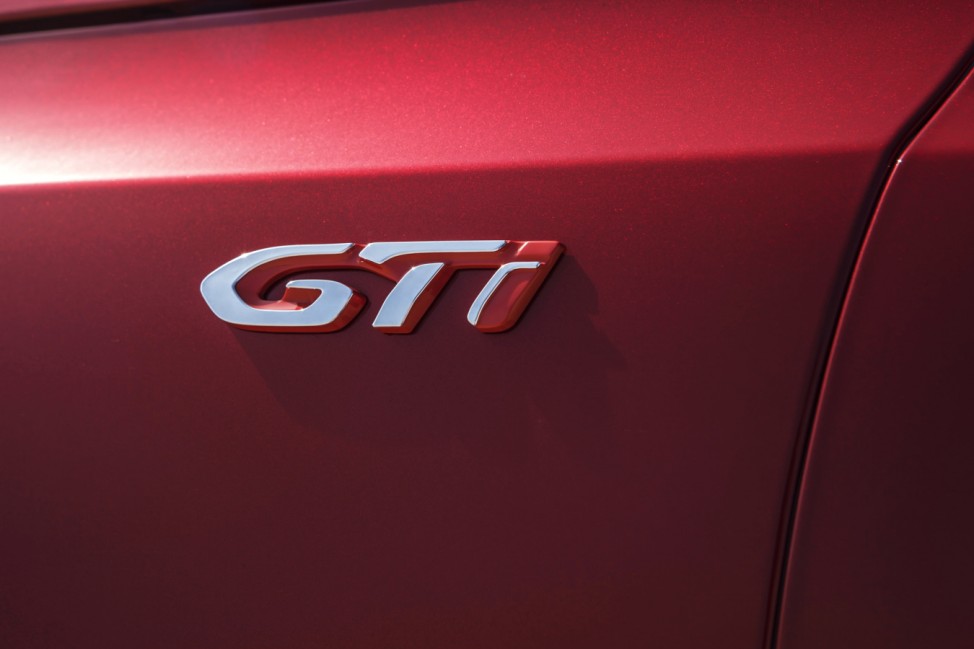 Ein Logo am Peugeot 308 GTi.