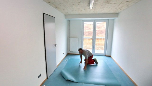 Zimmer für 78 Asylbewerber: Handwerker erledigen noch letzte Arbeiten in den 15 Quadratmeter großen Zimmern.