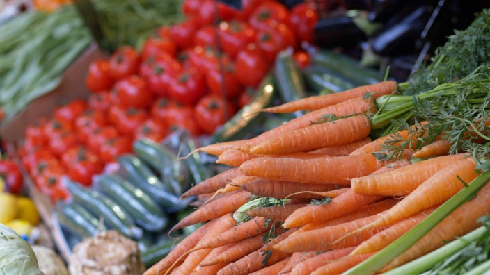 Gründerin hört auf: Bei der Starnberger Tafel können sich bedürftige Menschen kostenlos Lebensmittel holen. Auch Obst und Gemüse gibt es dort.