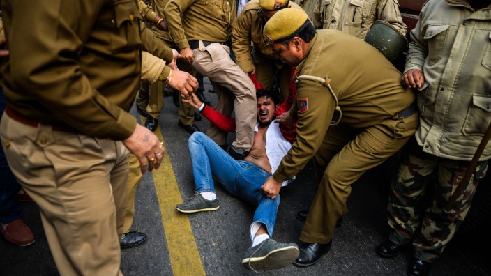 Literatur in Indien: Indische Polizei verhaftet einen Studenten bei einer Demonstration. Auslöser war der Selbstmord eines Studenten.