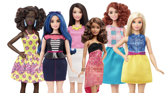 Barbie: Barbie gibt es jetzt auch mit Normalo-Figur. Auf jeden Fall kann man so mehr Puppenkleider verkaufen.