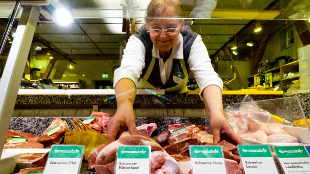 Bio-Bauernhof: Im Hofladen bei Verkäuferin Josefa Studt läuft das Geschäft weiterhin gut, die meisten Kunden lassen sich nicht verunsichern.
