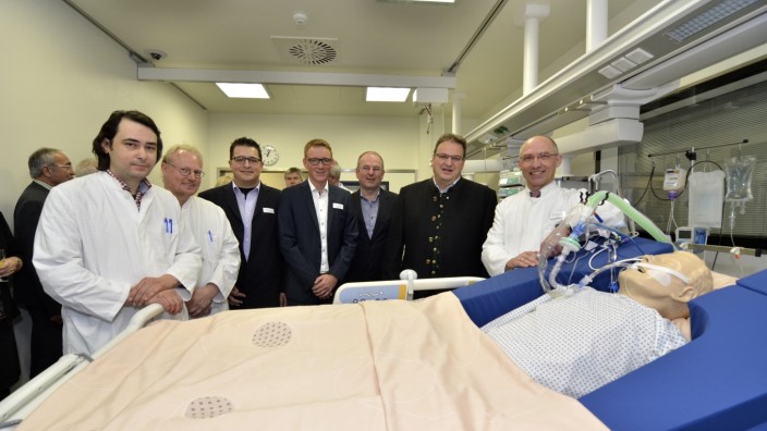 Wolfratshausen: Chefarzt Dr. Orthuber (rechts) freut sich mit Landrat Niedermaier (links daneben) und Kollegen über die neue Intensivstation.