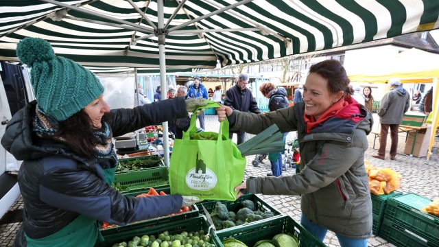 Neustifter Bauernmarkt: Einmal Gemüse mit Tasche, bitte! Auf dem Freitags-Bauernmarkt in Neustift bekommen Kunden zu ihrem Einkauf keine Plastiktüten mehr.
