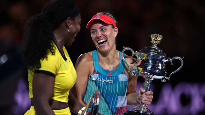Sport: "Ich bin sehr glücklich für dich", sagte Finalgegnerin Serena Williams zu Angelique Kerber, die hier schon den Daphne Akhurst Memorial Cup halten darf.
