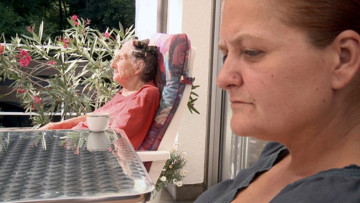 Kino: Jowita (vorne) lebt mit der 88 Jahre alten Anne zusammen. Das macht sie nicht aus Pflichtgefühl, sondern weil sie ein Haus in Polen abzahlen muss.