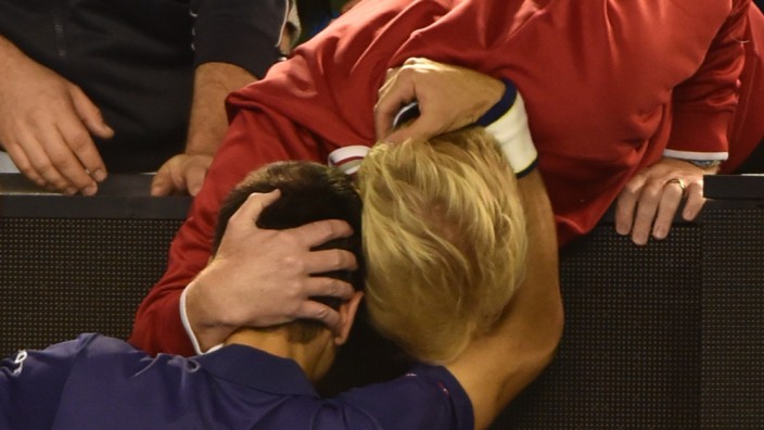 Australian Open: Innige Umarmung mit seinem Trainer: Novak Djokovic (links) feiert mit Boris Becker