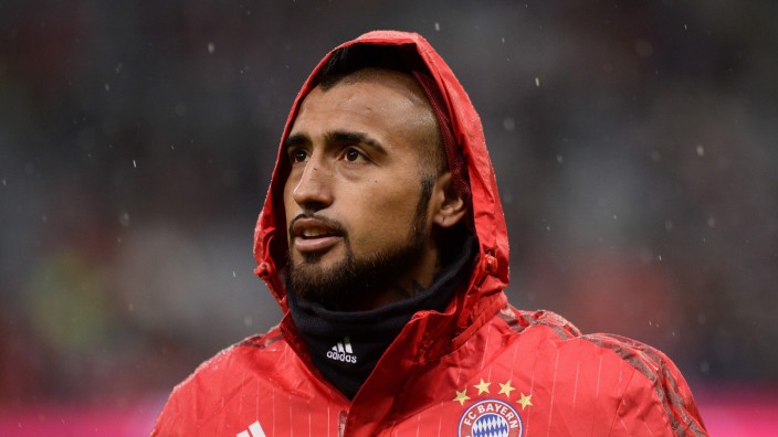 Fußball: Der FC Bayern schützt seinen Spieler Arturo Vidal.