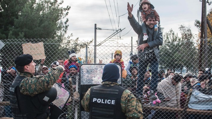 Gastbeitrag von Joschka Fischer: Migranten protestieren an einem Zaun an der Grenze zwischen Griechenland und Mazedonien.