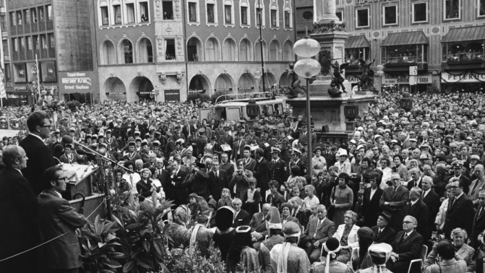 Münchner Innenstadt: Tausende Gäste, 2100 Maß Freibier und 10 000 Gratisbrezn: Am 30. Juni 1972 eröffnet Oberbürgermeister Hans-Jochen Vogel die Münchner Fußgängerzone, die pünktlich zu den Olympischen Spielen fertig gestellt worden war.
