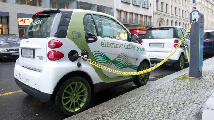 Smart Fortwo Electric Drive an einer Ladesäule für Elektroautos