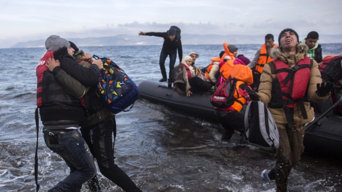Kriminalität: Meist stellen Schlepper die Boote bereit: Aus der Türkei kommende Flüchtlinge erreichen die griechische Insel Lesbos.