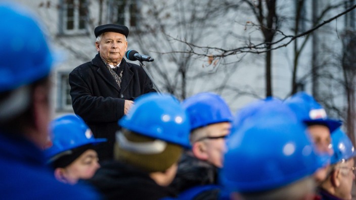 Untere Mittelschichten: Jarosław Kaczyński, Chef der polnischen Regierungspartei PiS, Mitte Dezember mit Unterstützern.