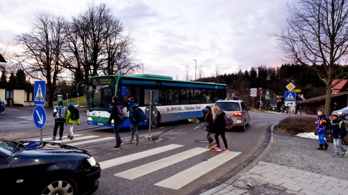 Verkehr in Kirchseeon: Von der Kreuzung mit der Moosacher Straße an erhält die Wasserburger-Straße eine Tempobegrenzung. Auch der Zebrastreifen soll sicherer werden.