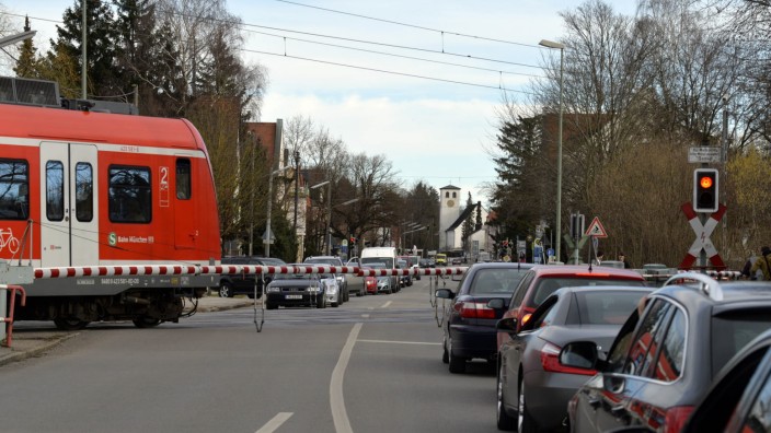 Ärger über Schranke: Am Bahnübergang der Hauptstraße in Neubiberg staut sich oft der Verkehr. Daher wird immer wieder der Wunsch nach einer Unterführung laut.