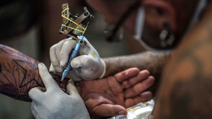 Krankenkassen: Eine spontane Tätowierung auf einer Tattoo-Messe in Rio de Janeiro.