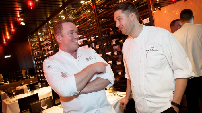 Gastkoch Erik van Loo (links) zusammen mit Chefkoch Anton Gschwendtner im Délice La Brasserie im Sofitel Bayerpost