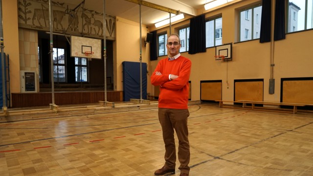 Maxvorstadt: Bedauert, dass der Sportunterricht ausfallen muss: Rektor Gregor Häuser in der seit Oktober gesperrten Turnhalle.