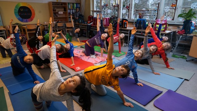 Maxvorstadt: Herumtollen in der Halle ist derzeit nicht möglich. Das Ersatzprogramm Yoga, so dicht an dicht, macht nur "Mittelspaß", findet ein Neunjähriger