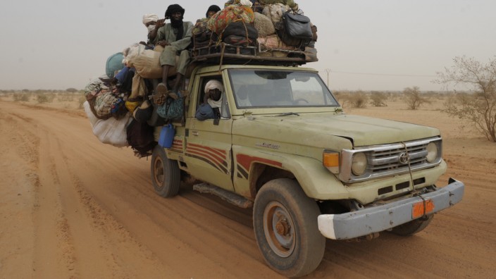Toyota Landcruiser: Ein überladenes Fahrzeug auf einer Landstraße bei Dakoro, im Norden von Niger.