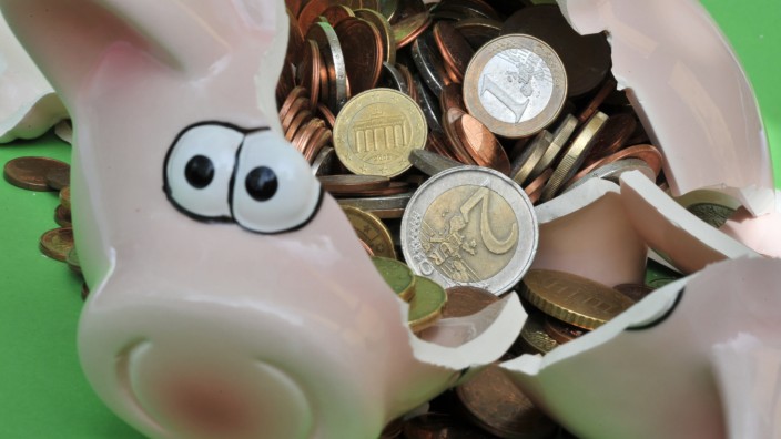 Geldanlage: Sparschweine sehen süß aus, bringen aber überhaupt keine Zinsen: Das Geld ist in einem Aktienfonds meist besser aufgehoben.