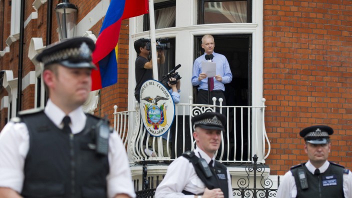 Assange to hand himself in if UN panel rules against him