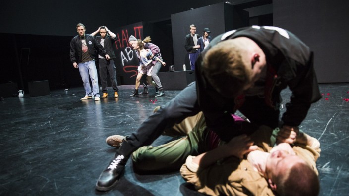Junges Theater: Gewalt richtet sich auch gegen Mitglieder der eigenen Gruppe: Sandro (Christopher Löschhorn) rüffelt den am Boden liegenden Robbie (Philipp Staschull).