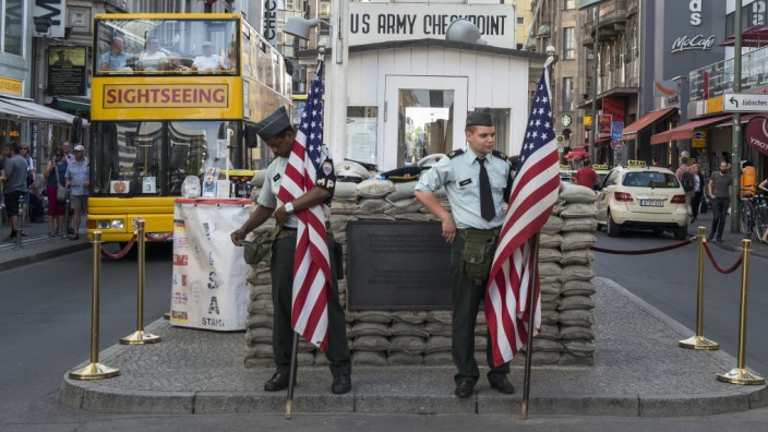 Szenerie am Checkpoint Charlie, einer der Hauptattraktionen Berlins.