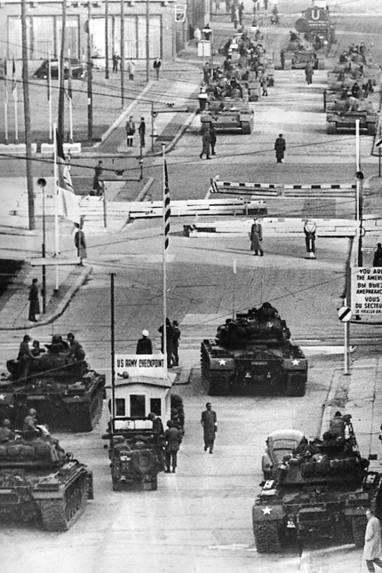 Konfrontation amerikanischer und sowjetischen Truppen am Checkpoint Charlie nach dem Mauerbau, 1961