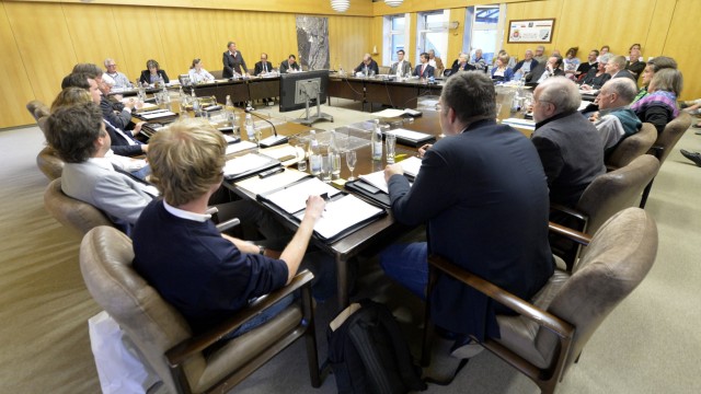 Pullacher Flüchtlingsdebatte: Drei gegen eine: CSU, WIP und die FDP setzten im Gemeinderat gegen die Bürgermeisterin ihr Konzept zur Flüchtlingsunterbringung durch.