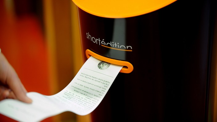 Frankreich: Lesestoff aus der Maschine: Der Kurzgeschichten-Apparat hält 600 Storys bereit. Menschen in Ämtern und Büros können sich damit die Wartezeit verkürzen.