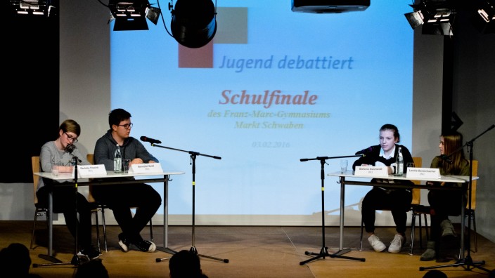 Markt Schwaben: Charlotte Prechtl, Benedikt Seidl, Stefanie Daichendt und Leonie Sanzenbacher (von links) debattieren im Schulfinale.