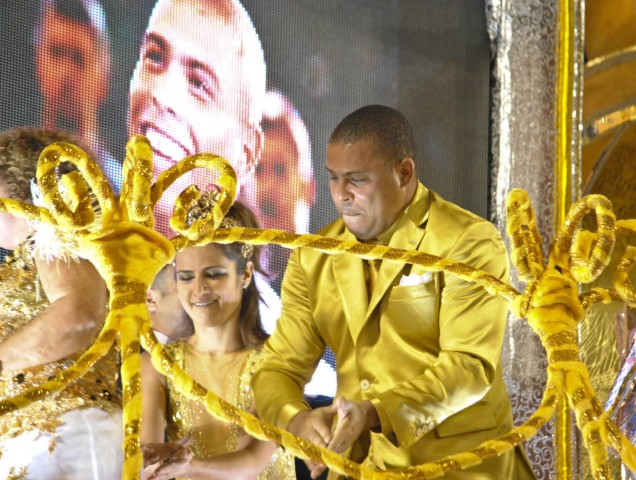 Ex Fußballer Ronaldo feiert in einem goldenen Anzug den Karneval in Sao Paulo Sao Paulo SP Brasil; Karneval