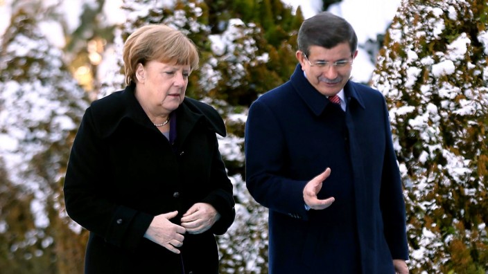 Merkel in der Türkei: Merkel wird vom türkischen Ministerpräsidenten Davutoğlu im verschneiten Ankara empfangen.
