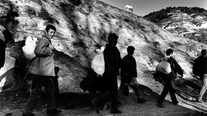 Ausstellung: Albanische Saisonarbeiter auf ihrer illegalen Reise nach Griechenland - eine Fotografie aus der Pariser Schau "Frontières", die die Geschichte und Gegenwart von Grenzen erkundet.