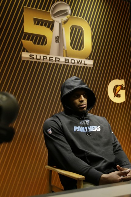 Super Bowl: Bedient: Cam Newton, Quarterback der Carolina Panthers.