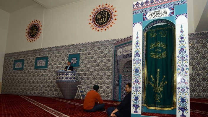 Erding: In arabischen Schriftzeichen stehen gut sichtbar die Wörter "Allah" (rechts oben) und "Mohammed" (links oben) an der Wand im neuen Gebetsraum.