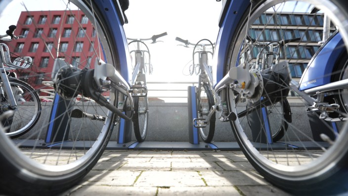 Mobilität: Vorbild München: In der Stadt gibt es bereits 90 Rad-Stationen, die meisten an U-Bahnhöfen wie hier an der Schwanthalerhöhe.
