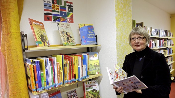 Wolfratshausen: Andrea Poloczek, Leiterin der Bücherei, mit einigen Sachbüchern für Kinder, die besonders gut "gehen".