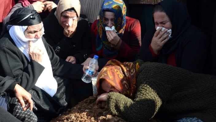 Kurden: Angehörige trauern um einen 16-Jährigen, der bei einem Protest gegen die Kämpfe in Cizre getötet worden war. Nun hat die türkische Regierung den Einsatz in der Stadt für beendet erklärt.